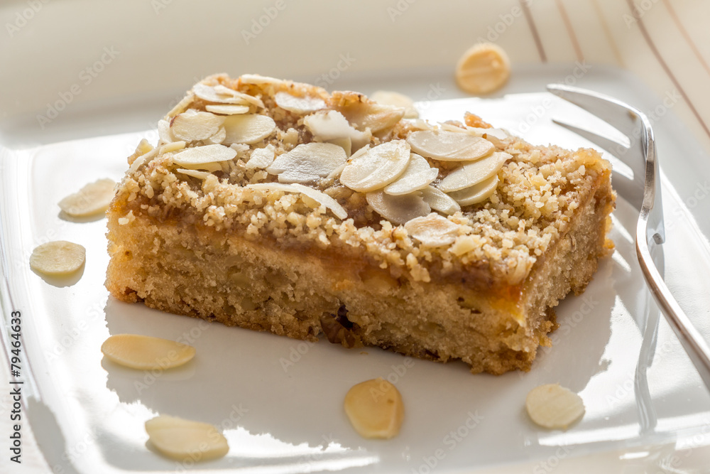 Apfelkuchen mit Mandeln Walnuss und Aprikosenmarmelade Apfelkuchen mit Mandeln Walnuss und Aprikosenmarmelade