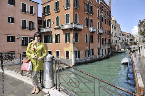 Fototapeta Naklejka Na Ścianę i Meble -  Beautiful woman in Venice