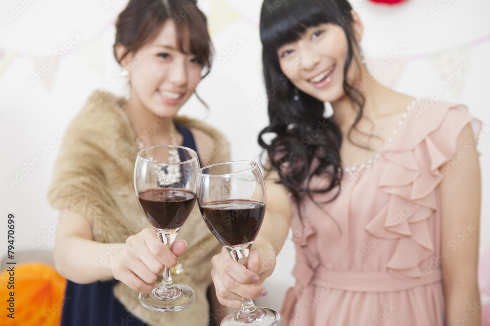 ワインで乾杯する女性 ワインで乾杯する女性