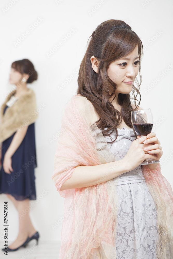ワインを持つ女性 ワインを持つ女性