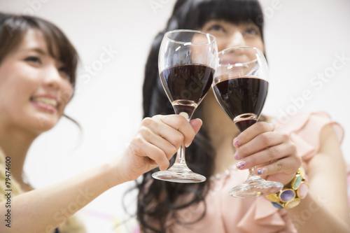 ワインで乾杯する女性