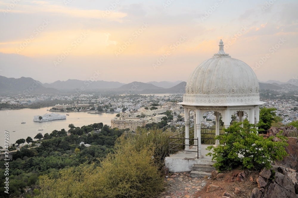 Obraz premium Pavillon with Udaipur city palace at Pichola lake, Udaipur
