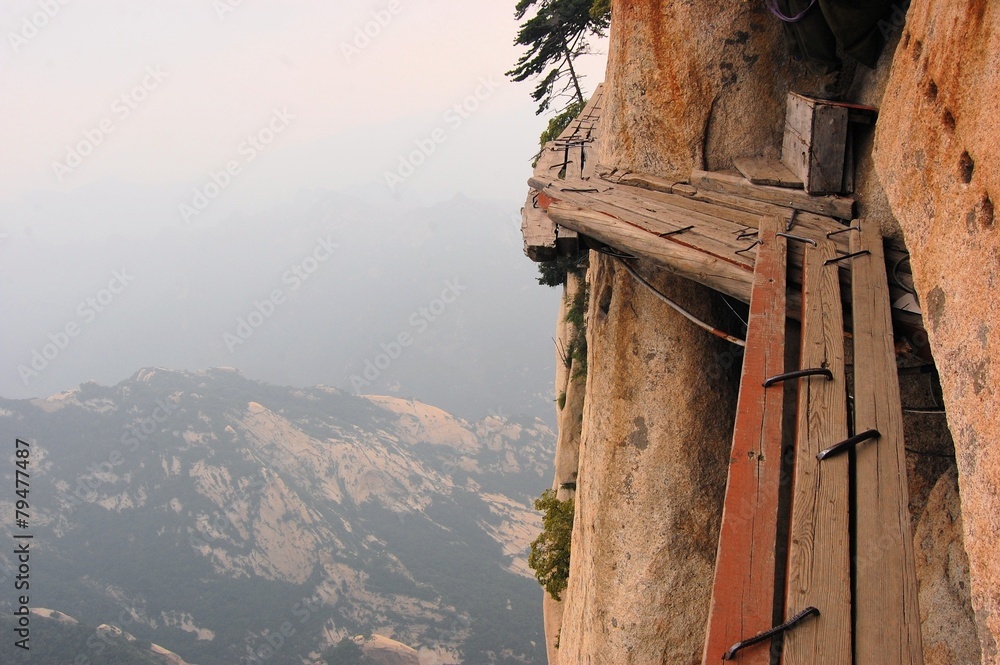 Dangerous walkway at top of holy Mount Hua Shan, China - obrazy, fototapety, plakaty 