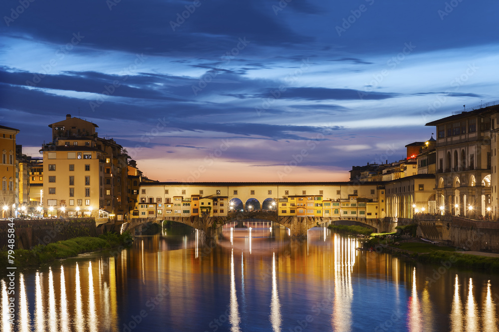 Fototapeta premium Ponte Vecchio bridge in Florence at night, Italy