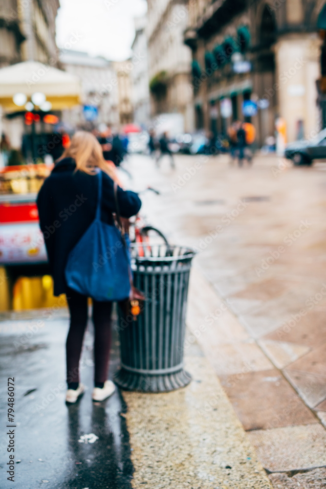 Obraz premium blurred city and people urban scene