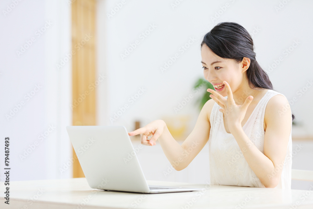 ノートパソコン・若い女性 ノートパソコン・若い女性