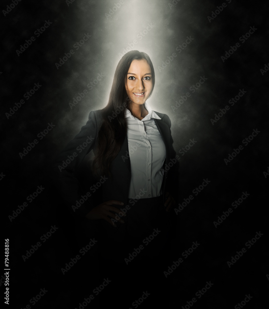 Portrait einer hübschen mächtigen Geschäftsfrau