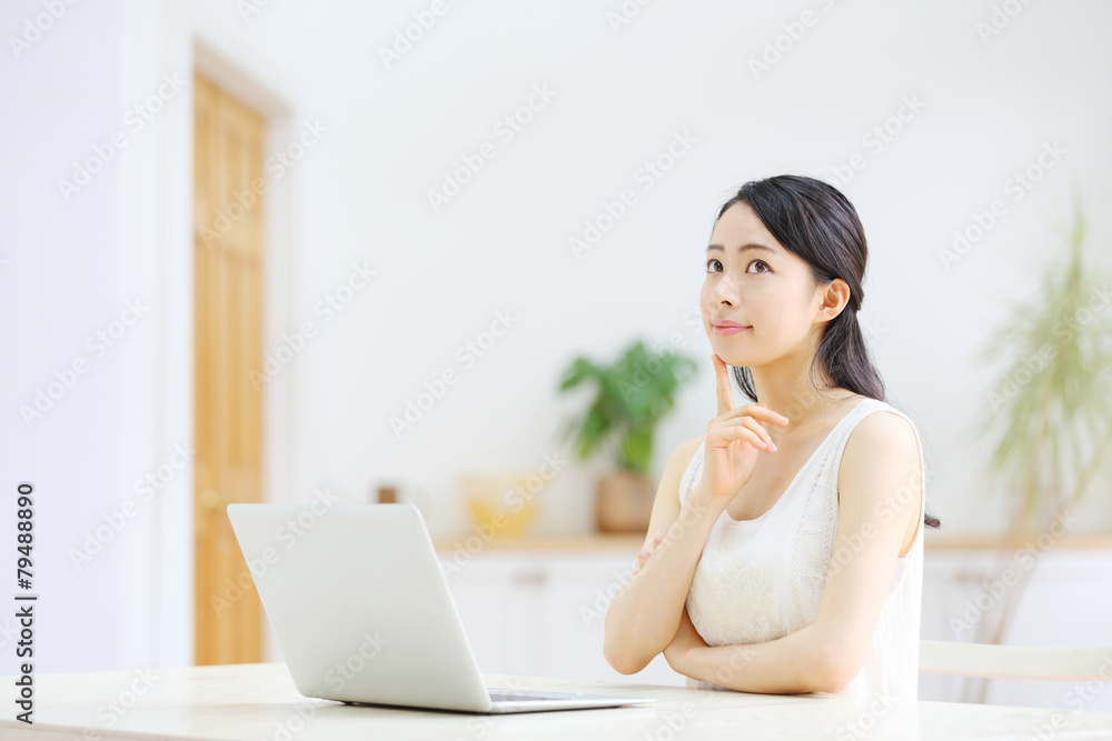 ノートパソコン・若い女性