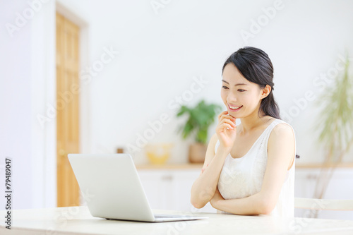 ノートパソコン・若い女性