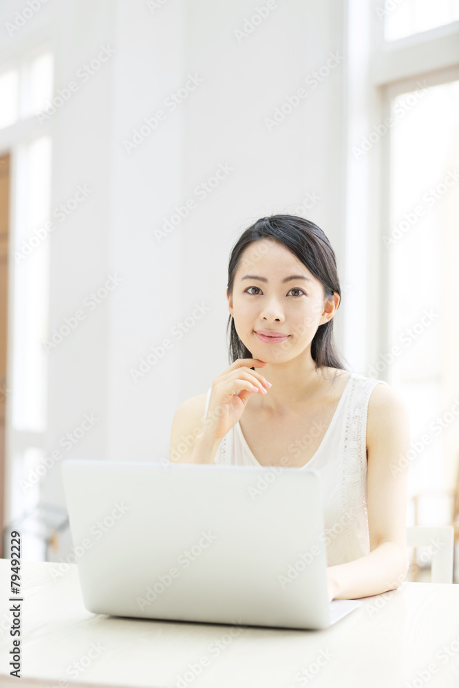ノートパソコン・若い女性 ノートパソコン・若い女性