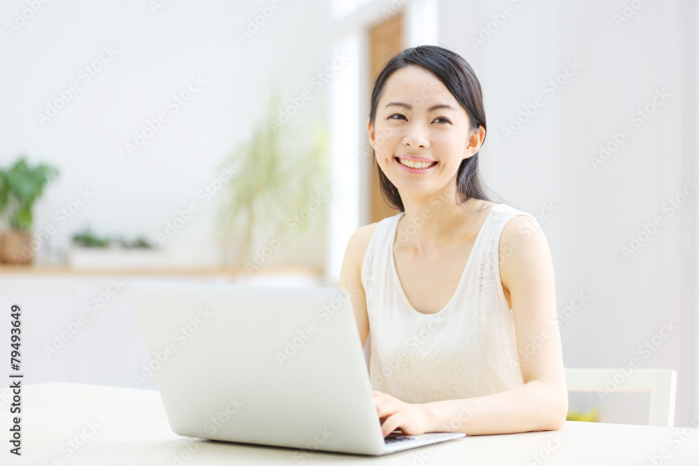 ノートパソコン・若い女性 ノートパソコン・若い女性