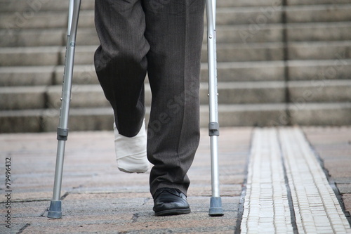 松葉杖と点字ブロック