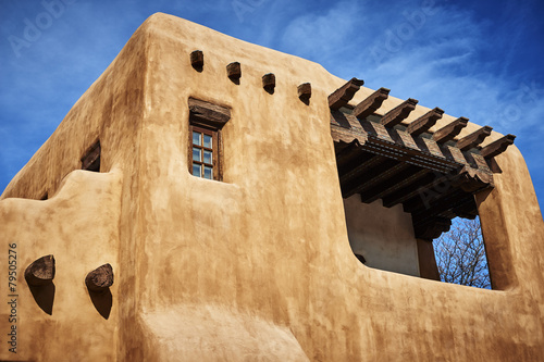 Canvastavla adobe building