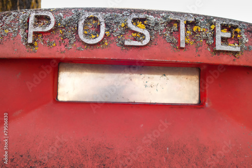 Cassetta postale  rossa delle Poste Italiane