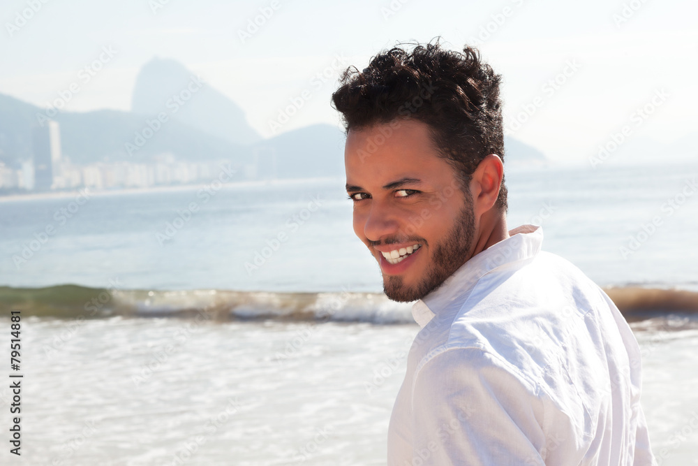 Brasilianer an der Copacabana schaut zur Kamera
