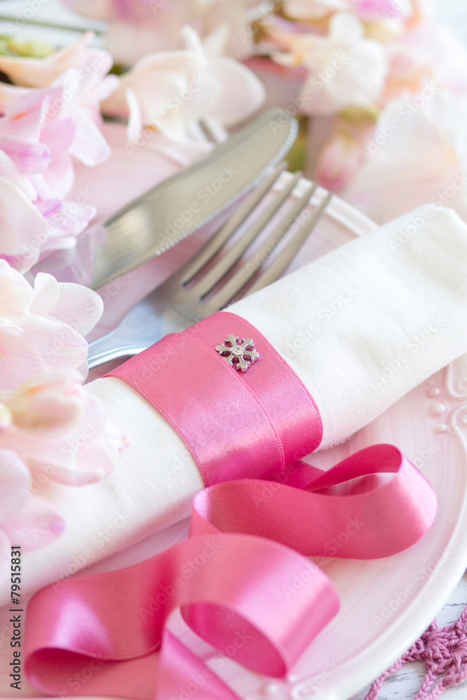 Festive wedding table setting in pink Festive wedding table setting in pink