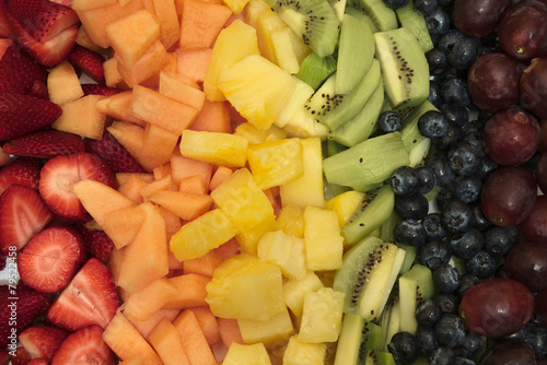 Tableau sur toile Sliced fruit arranged in rainbow