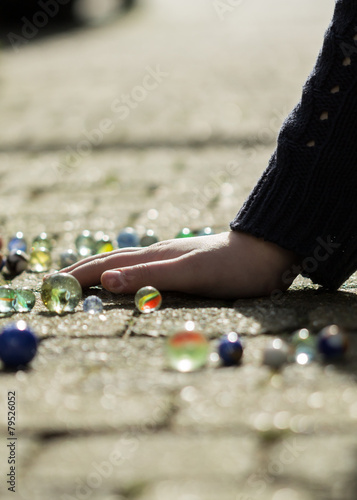hand met knkers in de zon