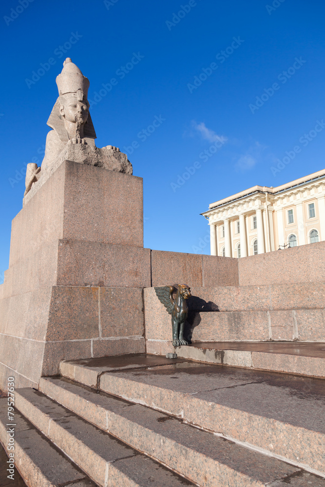 Naklejka premium Granite sphinx. Old monument on blue sky