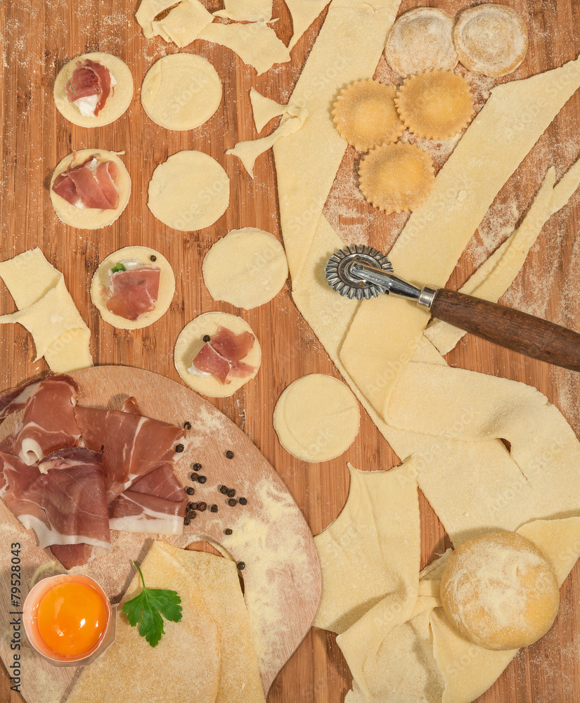 Fototapeta premium Ravioli artigianali con prosciutto e pepe nero