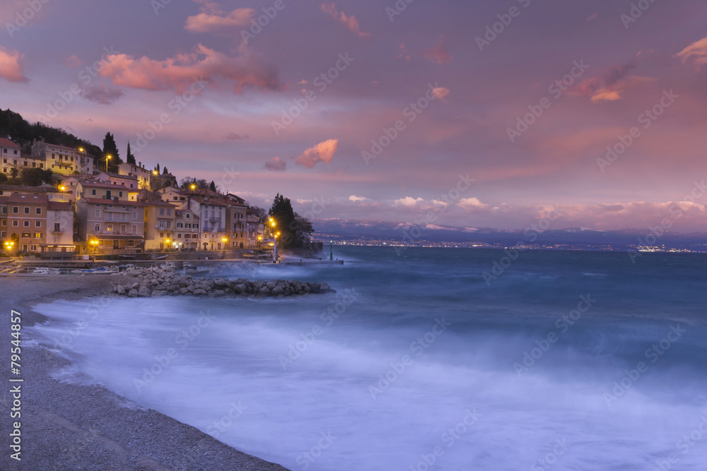 Naklejka premium Wichura nad wioską rybacką w Chorwacji