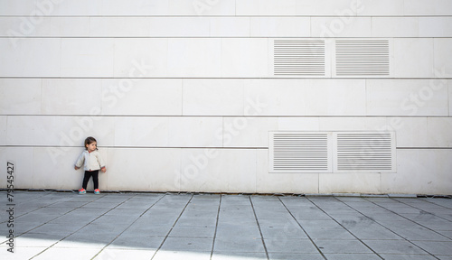 Little girl with sportive look posing over wall © David Pereiras