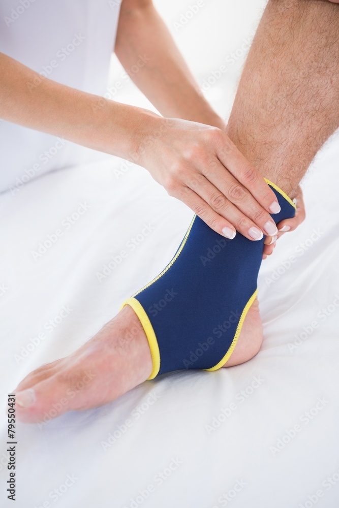 Obraz premium Doctor examining her patient foot
