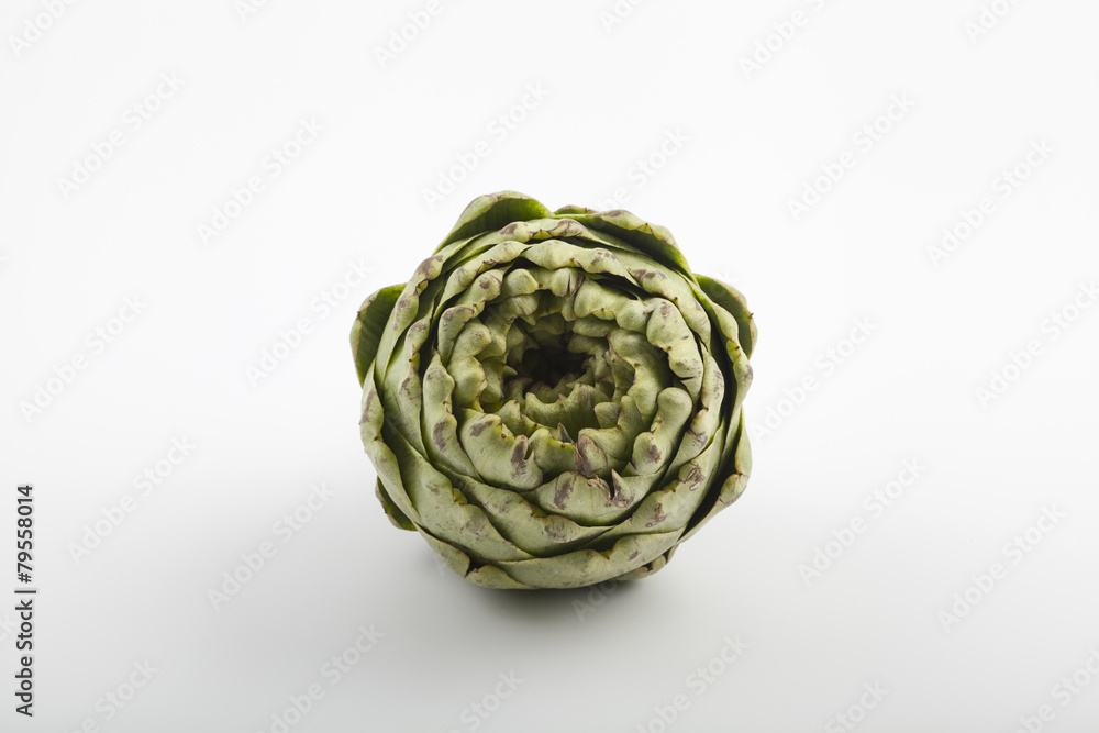 Fototapeta premium alcachofa sobre fondo blanco