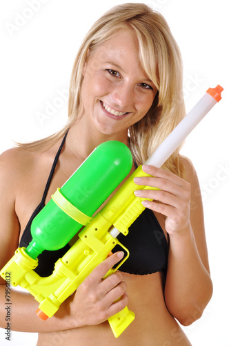 Frau in Bikini mit Spritzpistole photo