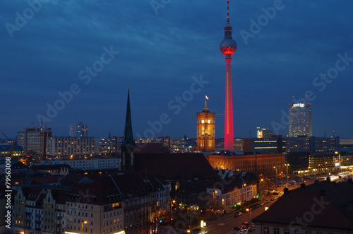 skyline von berlin mit fernsehturm bei nacht