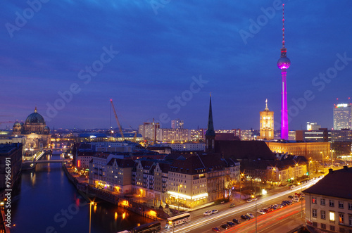 skyline von berlin mit fernsehturm bei nacht © annabell2012