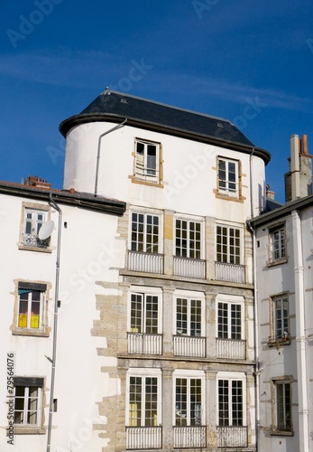 Façade blanche et ciel bleu (1)