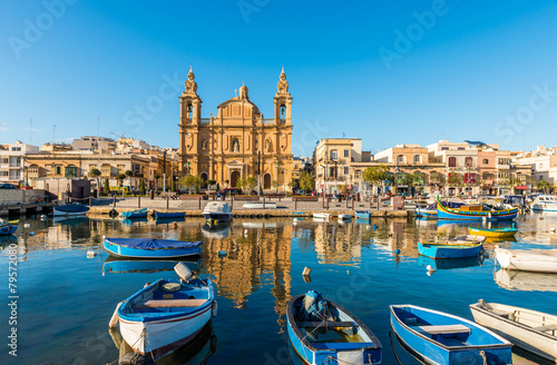 L'église Stella Maris, d'inspiration baroque et ses bateaux de pêche à Msida, Malte photo
