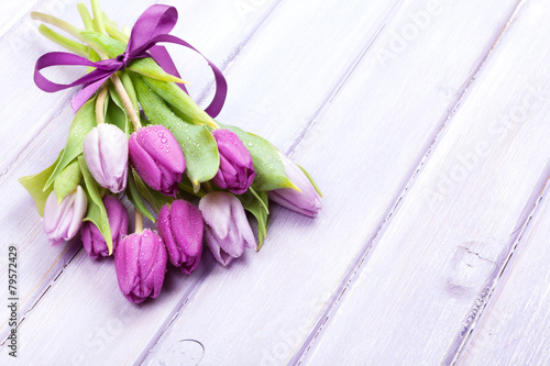 Fototapeta Naklejka Na Ścianę i Meble -  Purple tulip bouquet over wooden table