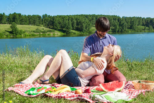 Couple in love at a picnic at the lake © Joe-L