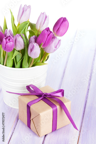 Fototapeta Naklejka Na Ścianę i Meble -  Purple tulip bouquet and gift box