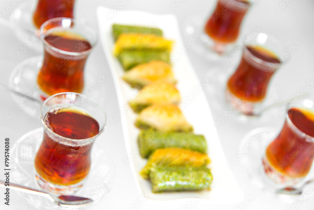 Türkische Baklava mit Tee Türkische Baklava mit Tee