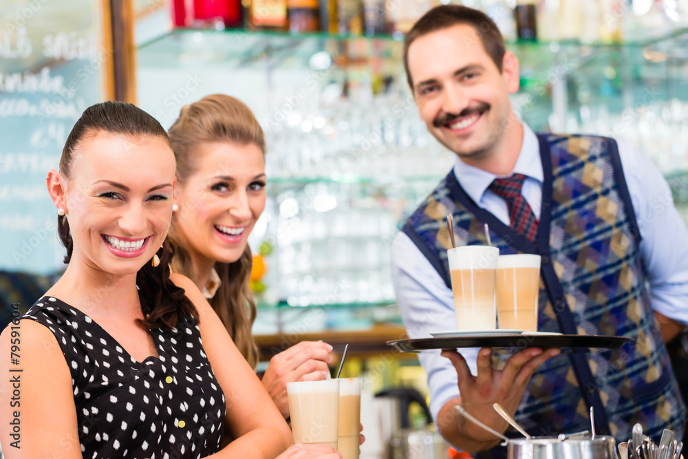 Zwei Frauen im Cafe trinken Cappuccino