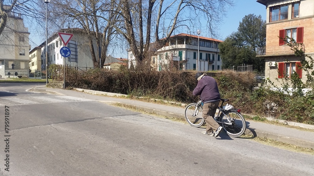 La vita di un anziano è molto in salita La vita di un anziano è molto in salita