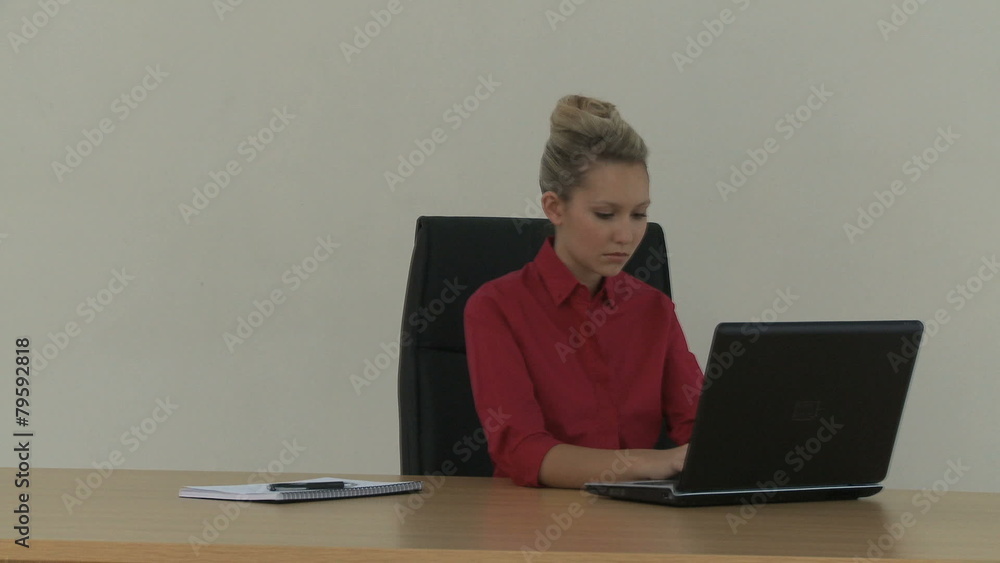 MS PAN OF A BUSINESSWOMAN SAT AT A DESK WORKING ON A LAPTOP MS PAN OF A BUSINESSWOMAN SAT AT A DESK WORKING ON A LAPTOP