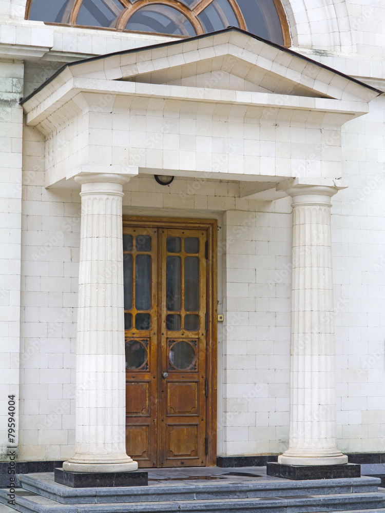 Obraz premium Ancient architecture entrance old wooden door