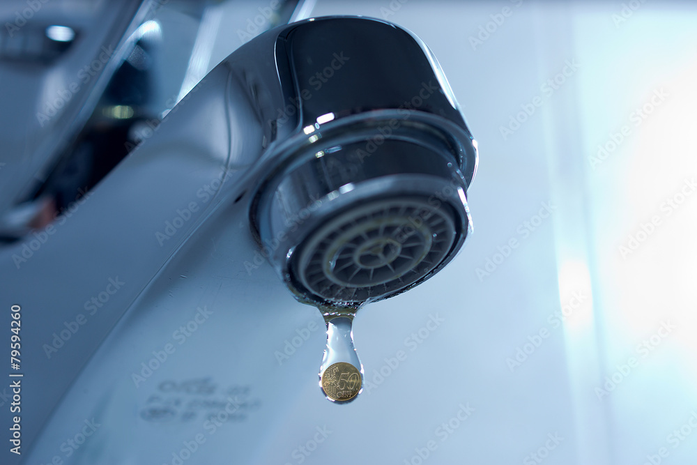 Tropfender Wasserhahn mit Münze Tropfender Wasserhahn mit Münze