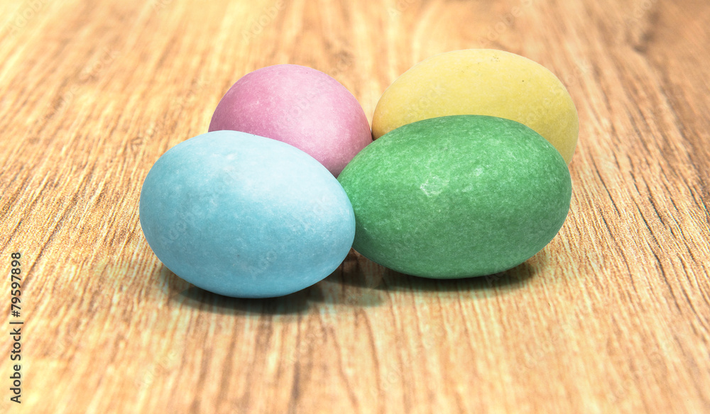 Uova di pasqua sul tavolo Uova di pasqua sul tavolo