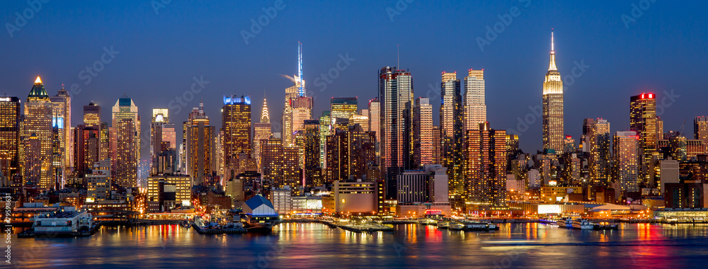 Naklejka premium New York City Manhattan Midtown budynków skyline noc
