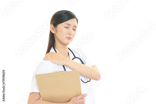 肩痛を訴える女医 © sunabesyou