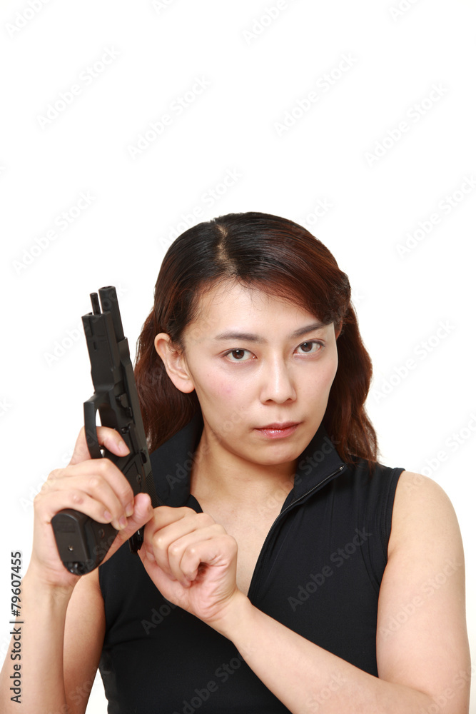 拳銃に弾丸を装填する女性