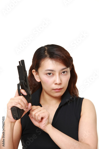 拳銃に弾丸を装填する女性