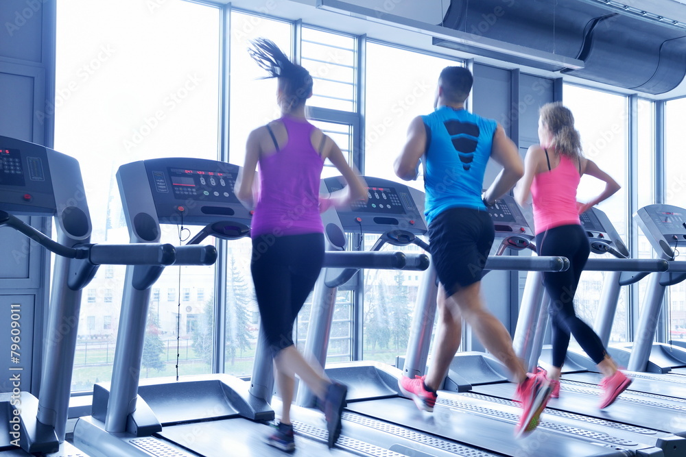 Obraz premium Group of people running on treadmills