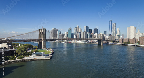 The New York Downtown w Brooklyn Bridge and Brooklyn park © kropic