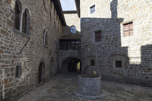 Fototapeta Naklejka Na Ścianę i Meble -  Pozzo nella piazzetta del Castello, Gorizia